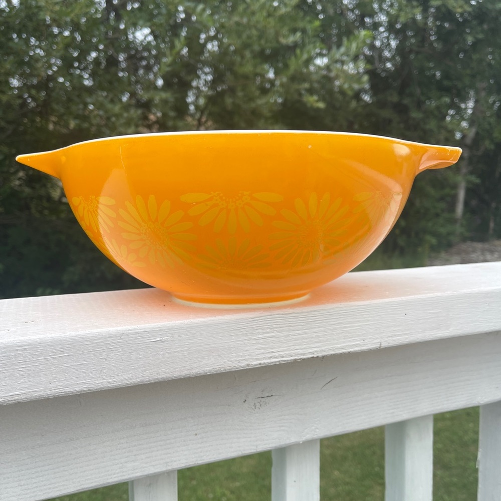🍄SOLD🍄 Pyrex 1968 Daisy aka Sunflower 4 quart Cinderella mixing bowl - Picture 2 of 4